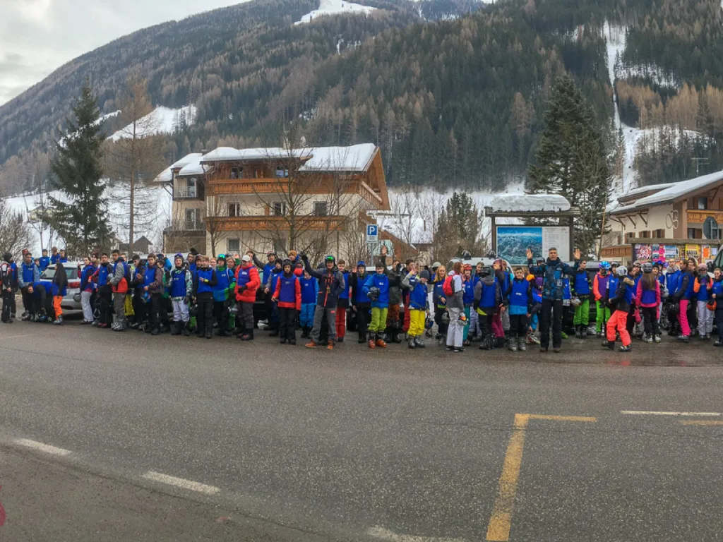 Große Gruppe versammelt sich auf dem Platz im Ort.